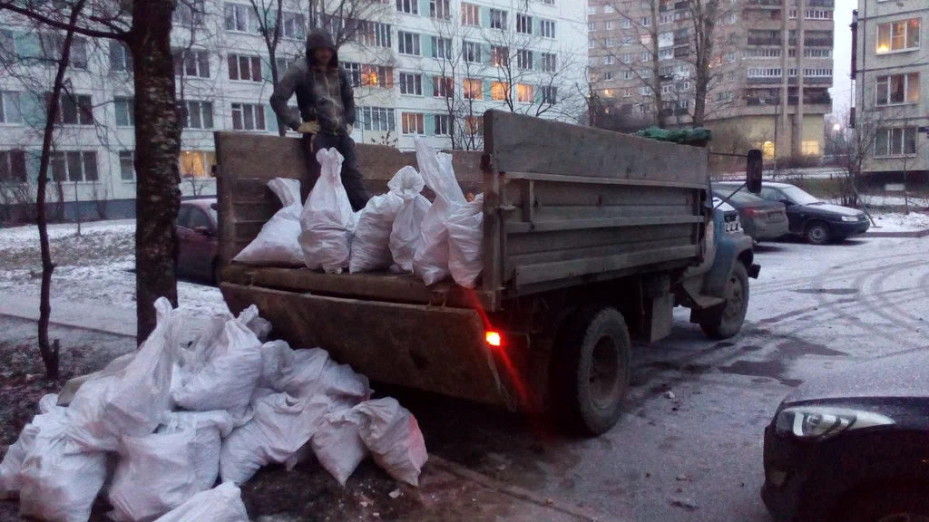 Вывоз мусора в мешках в Дагестанских Огнях в октябре