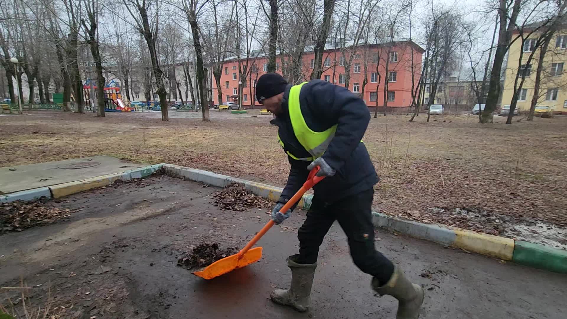 Уборка территорий в Дагестанских Огнях в октябре