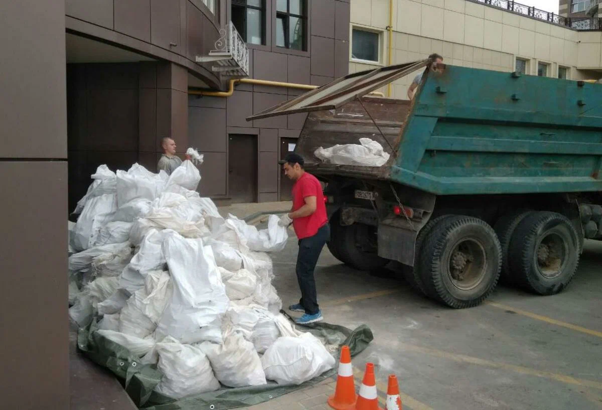 Вывоз мусора из подвала в Дагестанских Огнях от ПроМусор – уборка, разбор завалов и очистка, цены от 2478 руб