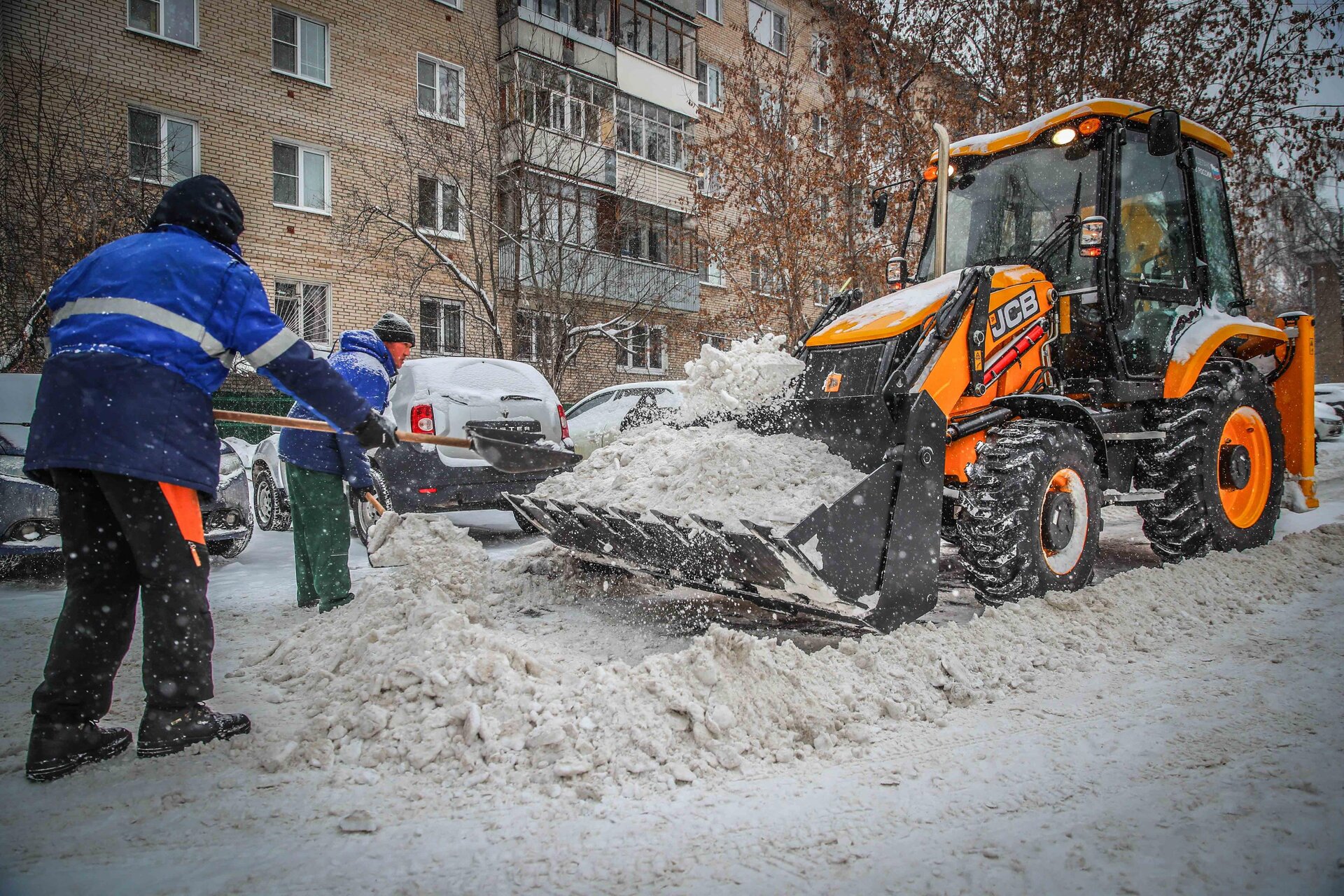 Очистка дворов от снега и наледи в Дагестанских Огнях — уборка снега, трактор и ручная, цены от 516 руб. | ПроМусор