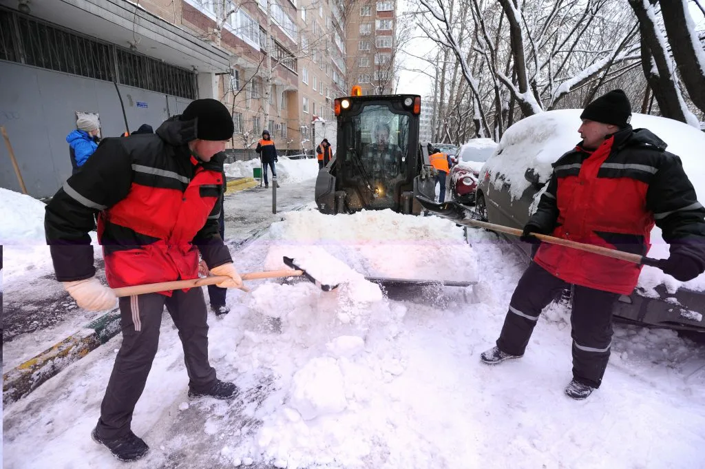 Очистка дворов от снега с гарантией результата в Дагестанских Огнях в октябре