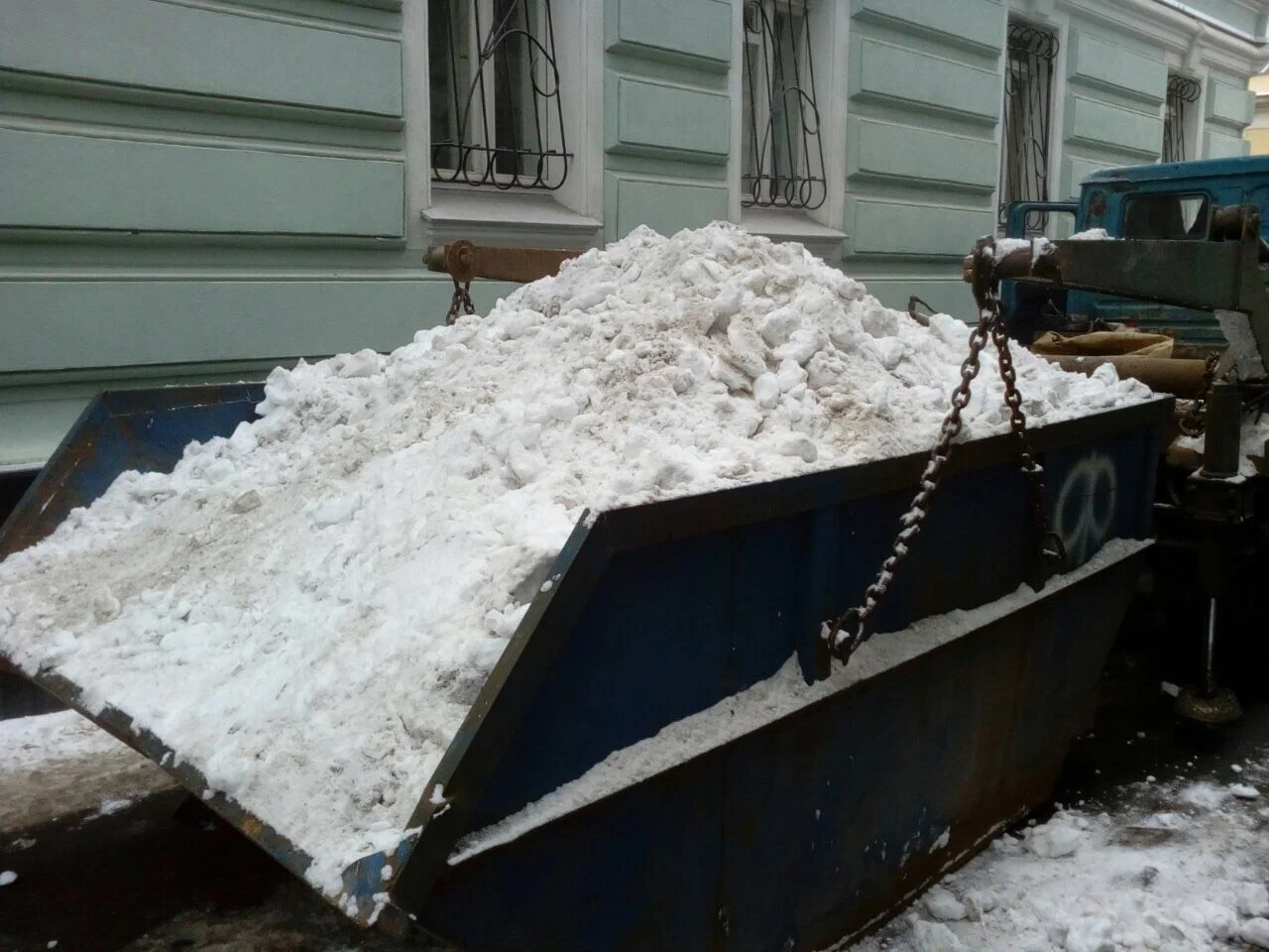 Вывоз снега контейнерами в Дагестанских Огнях в октябре
